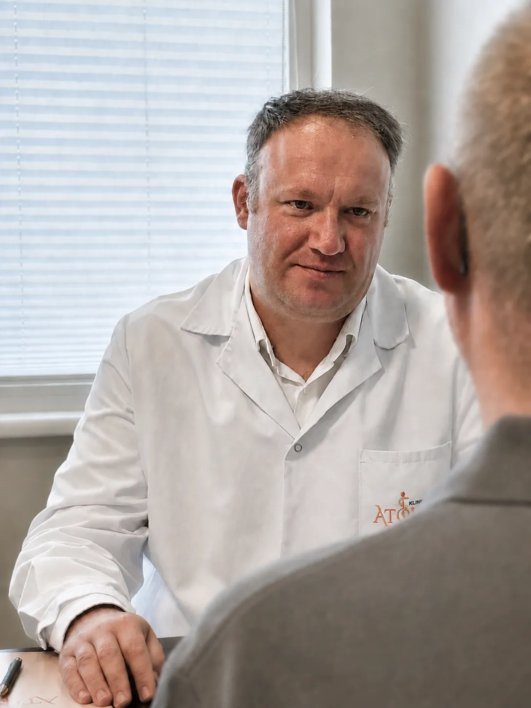Assoc. Prof. Dr. Mihai-Dorin Vartolomei im Patientengespräch in der ATOMOS Klinik Währing